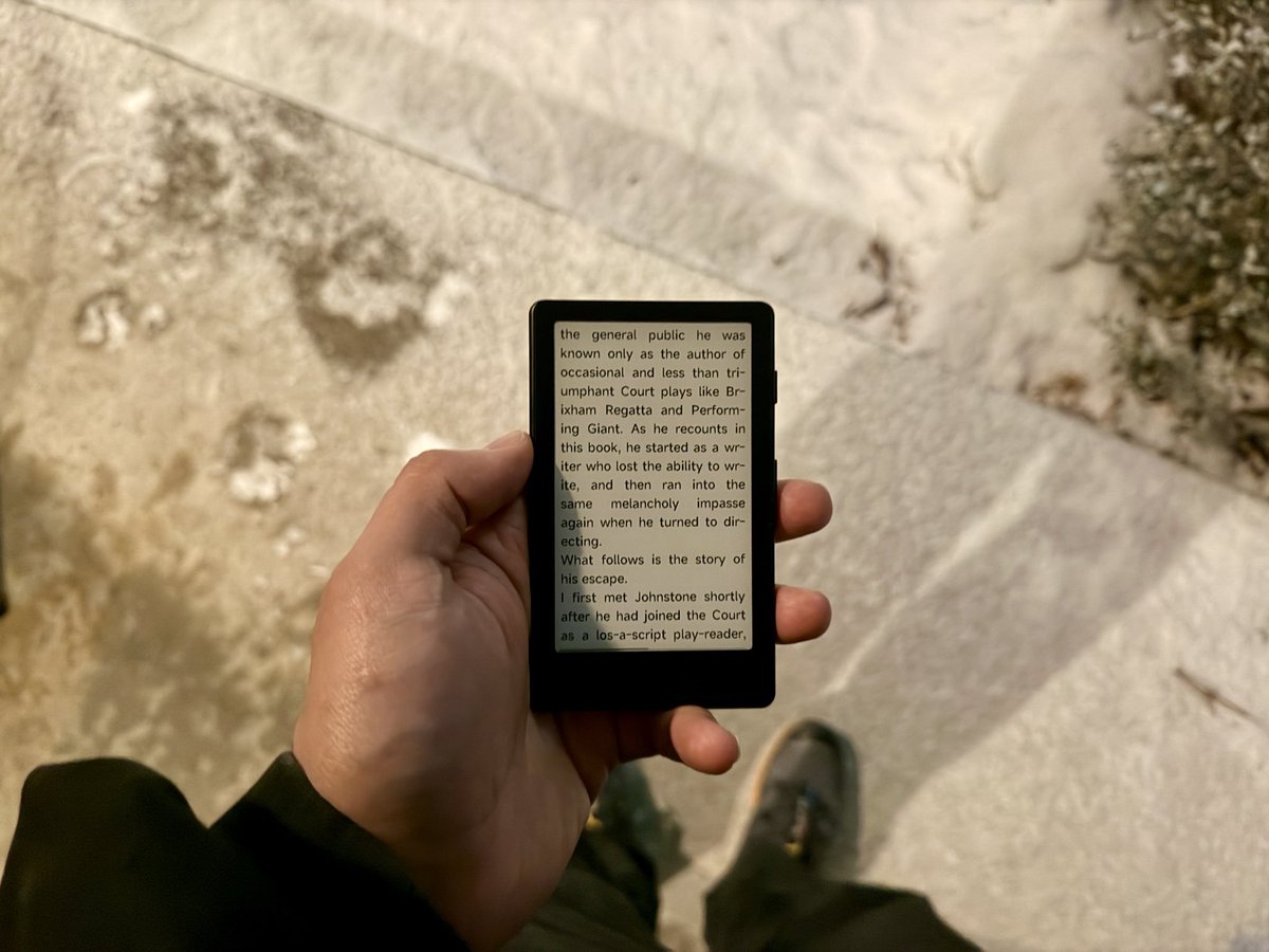 Kolay taşınabilir, ergonomik tasarımlı Xteink X4 e-kitap okuyucu.