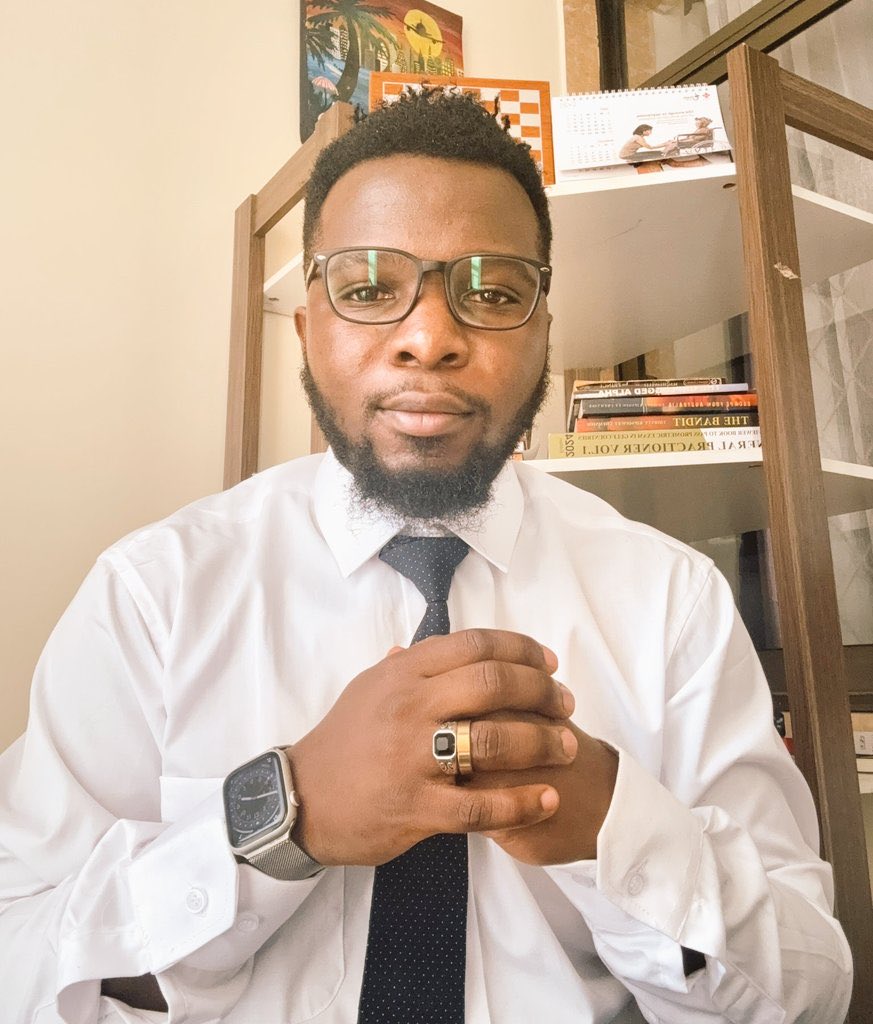 Bookten8's tweet image. First Kenyan to collect sad stories so that he rewards the saddest 😂