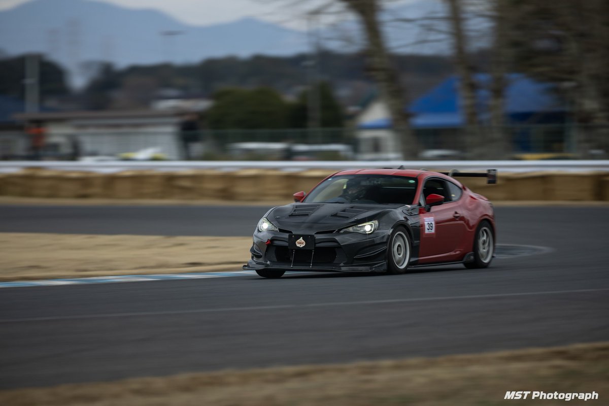 ZC6B2's tweet photo. にんにくガーリックザワンパウダーな様子のおかしい86ATで、群サイとかサーキットとか道がある所を走ってる頭の悪いおじさん。
基本は楽しく走れれば満足なエンジョイ勢😎
Garage M.F.R. 16インチ狂い担当 https://t.co/X5B97zijCn
