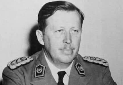 songul_dagdelen's tweet image. YOK ANASININ GÖZÜ!...

-Uzun yıllar diktatör olarak ülkeyi yönetti. 
-Ülkenin milli değerlerini sattı.
-Hazineyi soyup kendine, ailesine aktardı. Milyarlarca dolar çaldı.
-Enflasyona zirve yaptırdı.
-Göz boyamak için yeni hastaneler yaptı.
-Halkı çalıştığına ikna etmek için yeni…