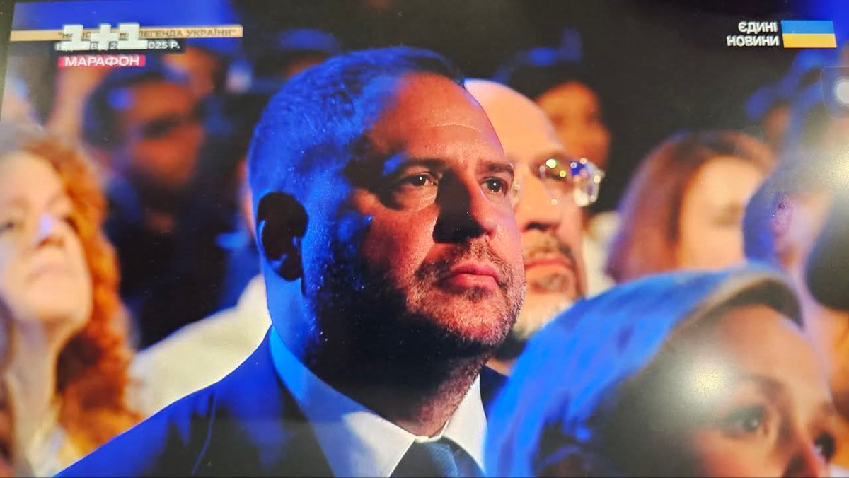 prozapas77's tweet image. А 100 мільйонів в кінці року додали
на "єдыный"  - щоби добрі українці в телевізорі побачили цей потужний їбальник, на який налізе не всякий бронежилєт.

Як цей продюсєр-розміновувач 5 років крутив державою ще треба вивчати;
хоча крутить досі, не треба ілюзій.