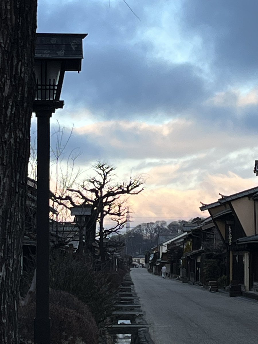 新年あけましておめでとうございます。
皆さまにとって🐎馬(ウマ)く行く一年になりますように。

初日の出は7時19分頃、東の山向こうから力強い光が海野宿を駆けていきました。

授与所は毎日9時から5時頃まで、平日は4時頃まで(状況により延長)開いています。