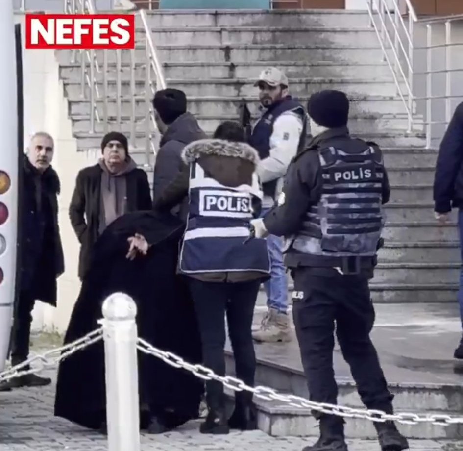 SORUNUNUZ ACABA PEÇE VE DİNDAR KADINLARLA MI?

Her gün medyada onlarca farklı suçtan kadınların göz altına alındığını görüyoruz ama söz konusu peçeli bir kadın olunca ters kelepçe, kafasını eğme, aşağılama vb neden acaba?

Bir kimsenin suçluluğu ispat edilene  kadar suçsuzdur...