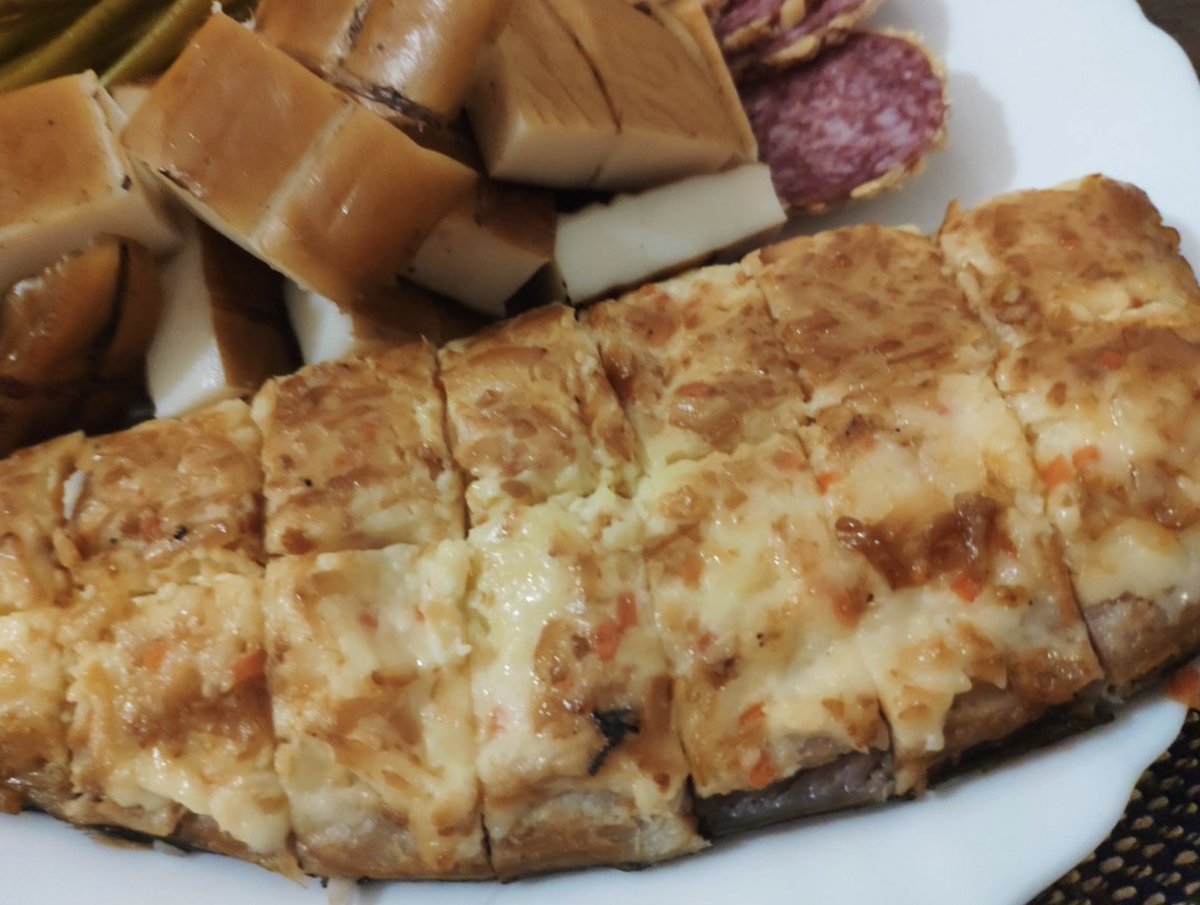 私が生まれ育ったラトビアの首都リガは『美食の街』として知られているんですが、私が特におすすめしたいのが『燻製サバチーズ』です。燻製した脂ののった鯖の上に、チーズをのせた不思議な料理ですが、これがめちゃくちゃ美味しいの！！！！本当に日本の人に食べてもらいたい！！！