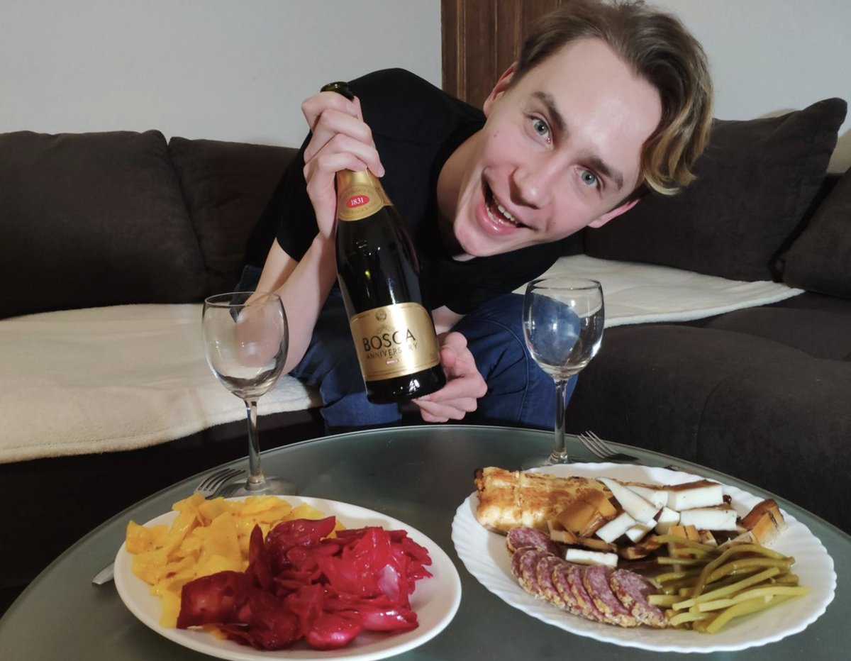 ArturGalata's tweet image. 私が生まれ育ったラトビアの首都リガは『美食の街』として知られているんですが、私が特におすすめしたいのが『燻製サバチーズ』です。燻製した脂ののった鯖の上に、チーズをのせた不思議な料理ですが、これがめちゃくちゃ美味しいの！！！！本当に日本の人に食べてもらいたい！！！