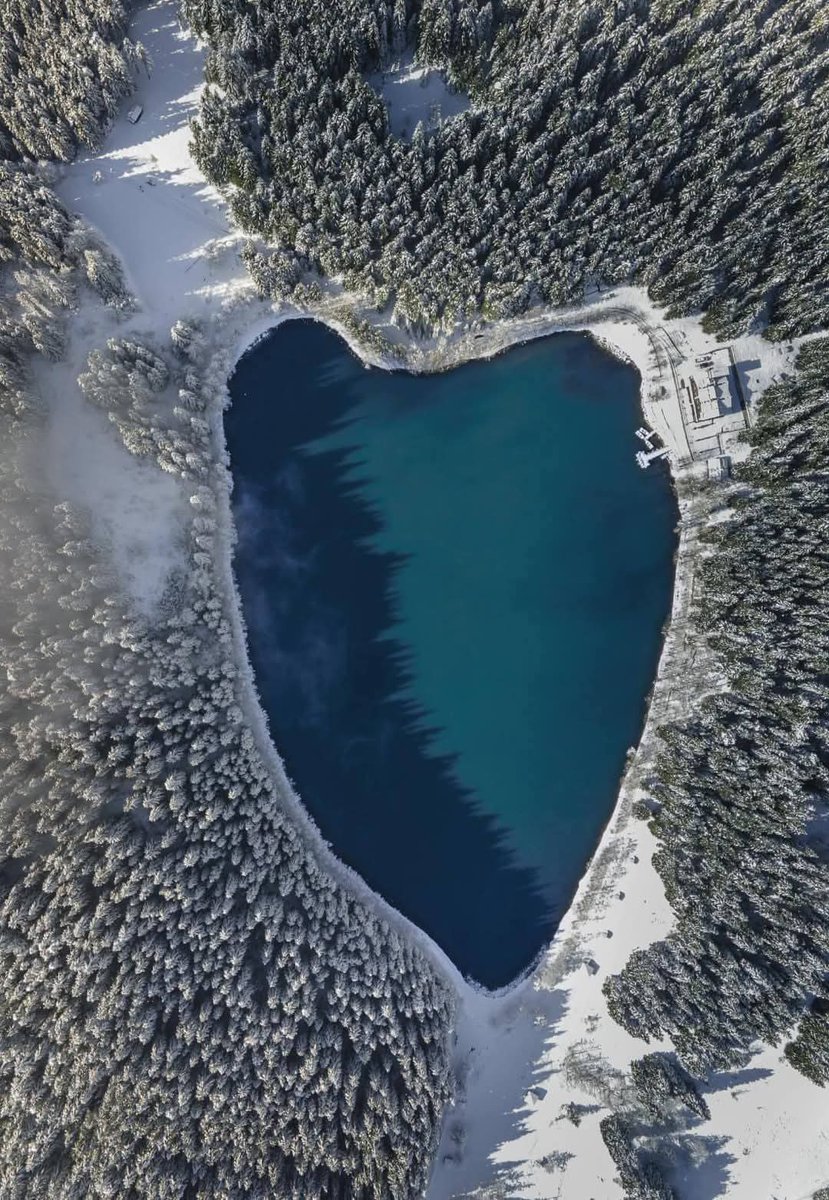 Artvin Şavşat Karagöl'ün uçangöz (drone) ile çekilmiş  yaz ve kış  görüntüleri.  Görseller Cenk Demirgüç ve Murat Güngüt.