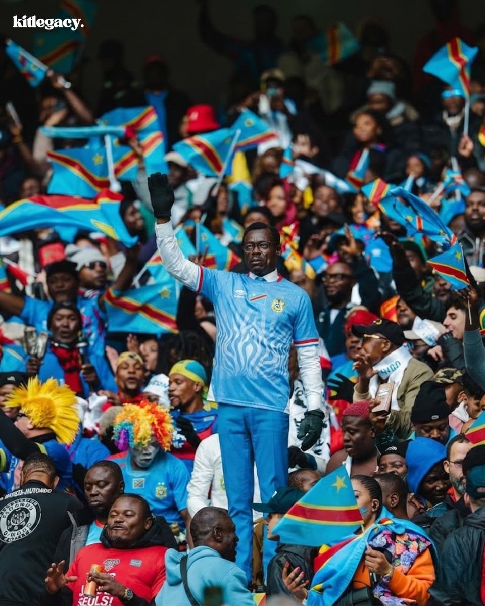 KitLegacy's tweet image. 🇨🇩👏𝐏𝐎𝐖𝐄𝐑𝐅𝐔𝐋 | DRC fan Michel Kuka Mboladinga, known as “Lumumba Vea,” has gone viral at AFCON 2025 for standing completely still during matches - even for 90+ minutes - paying tribute to national hero Patrice Lumumba.