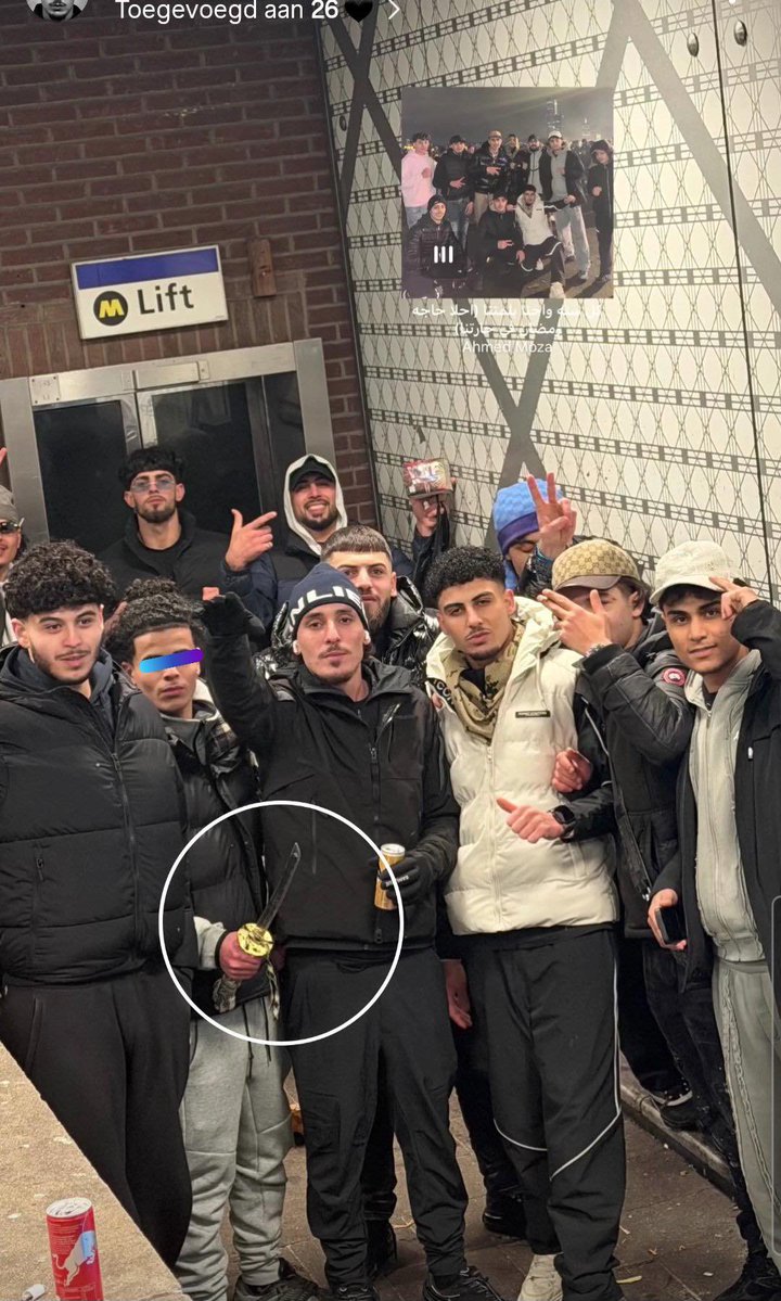 omavan4klkids's tweet image. Syrische AZC-jeugd bij vuurwerkshow Rotterdam gisternacht. Tweede van links is vast aardappelschilhobbyist.