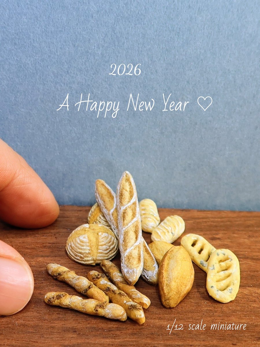 明けましておめでとうございます🎍
今年もどうぞよろしくお願い致します。

ハード系パンを作りました。
時々、たまらなく食べたくなります🥖(^^)
#ミニチュア　#miniature 　#miniaturefood　#パン