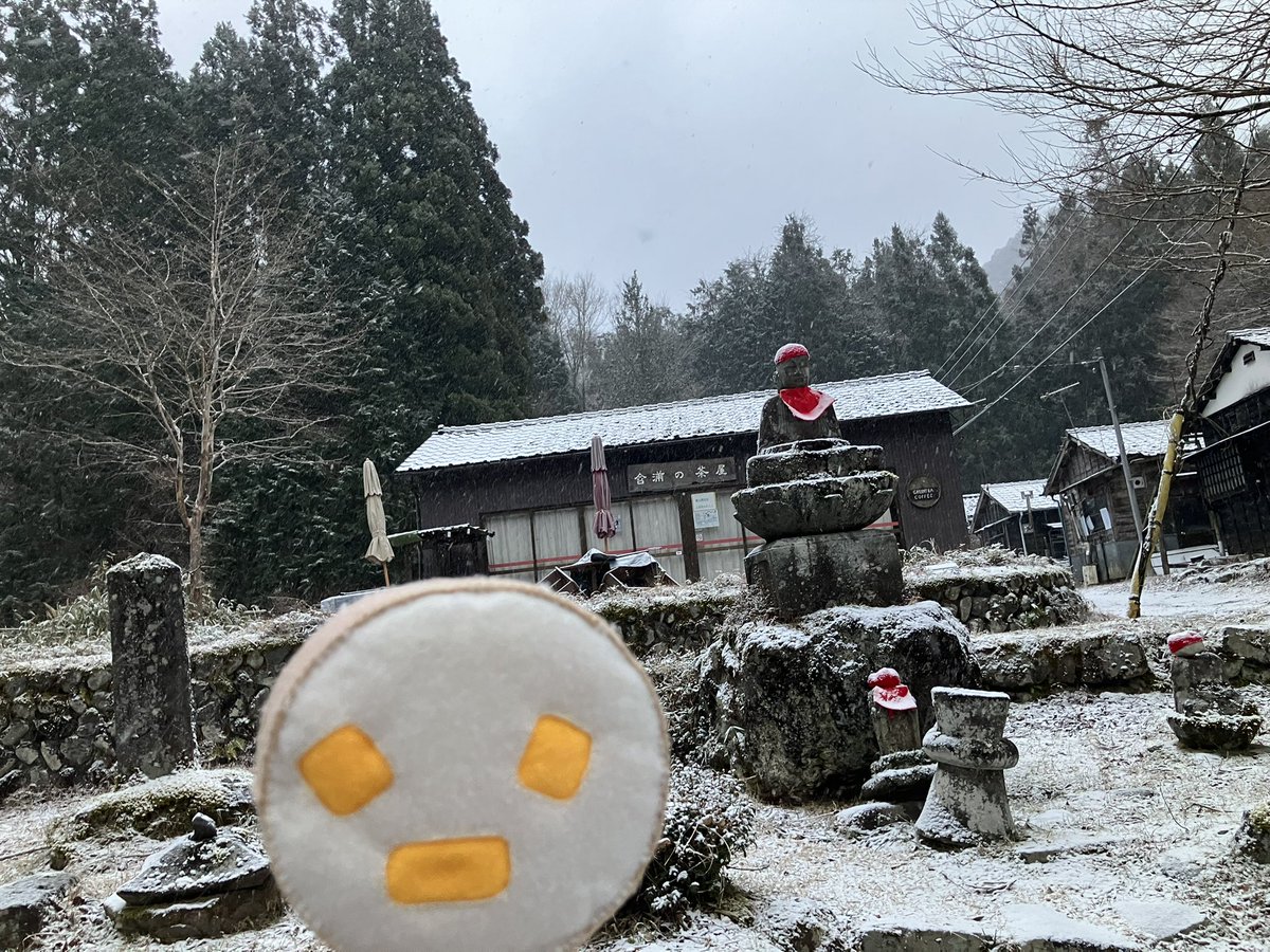 khbakery's tweet image. こんにちーろう=ﾟ▽ﾟ)ﾉ
チーズロードのちーろうです🧀

今年もよろしくよろしく〜‼️
夕方になって日光も
積もりそうな雪が降ってきたっぺな！

#企業公式ぬい撮り部
#日光
#憾満ヶ淵
