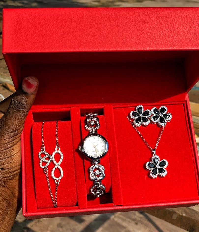 Oskwamzz's tweet photo. Good morning kindly repost when you see this.
Frame 1 to 3 -Ghc280 only.
Frame 4 is-Ghc300 

Dm here to purchase https://t.co/uKFsiBKtHI