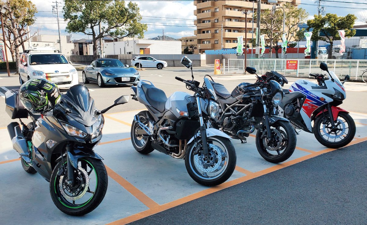 初売りへGO🏍️🏍️
電熱グローブがバッテリーとセットでお安くなっていたので購入♪
2りんかんではまさかのメンツと遭遇

新年のご挨拶が出来て嬉しい～🤗

からの雑賀崎へ
雪も心配やったけど降られずに帰宅
#お散歩 #初売り #ツーリング