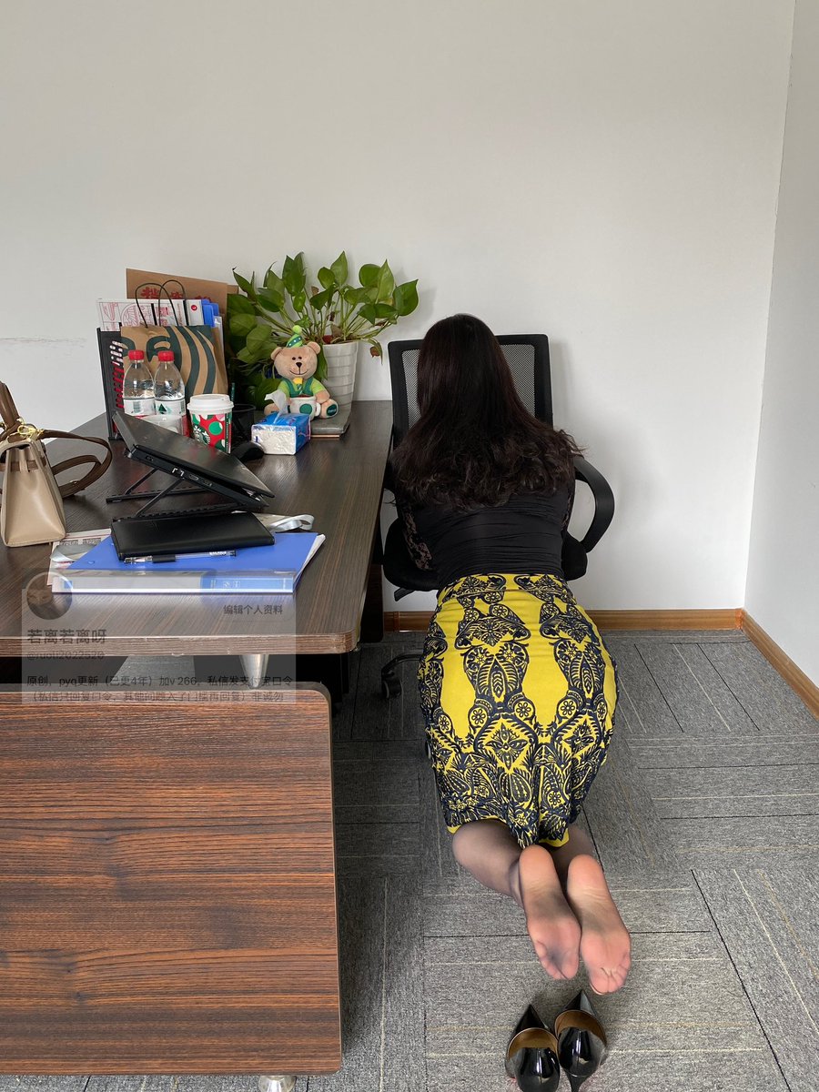 ruoli2022520's tweet photo. 女同事刚脱下来的🤭 https://t.co/mUpcJDLSB6