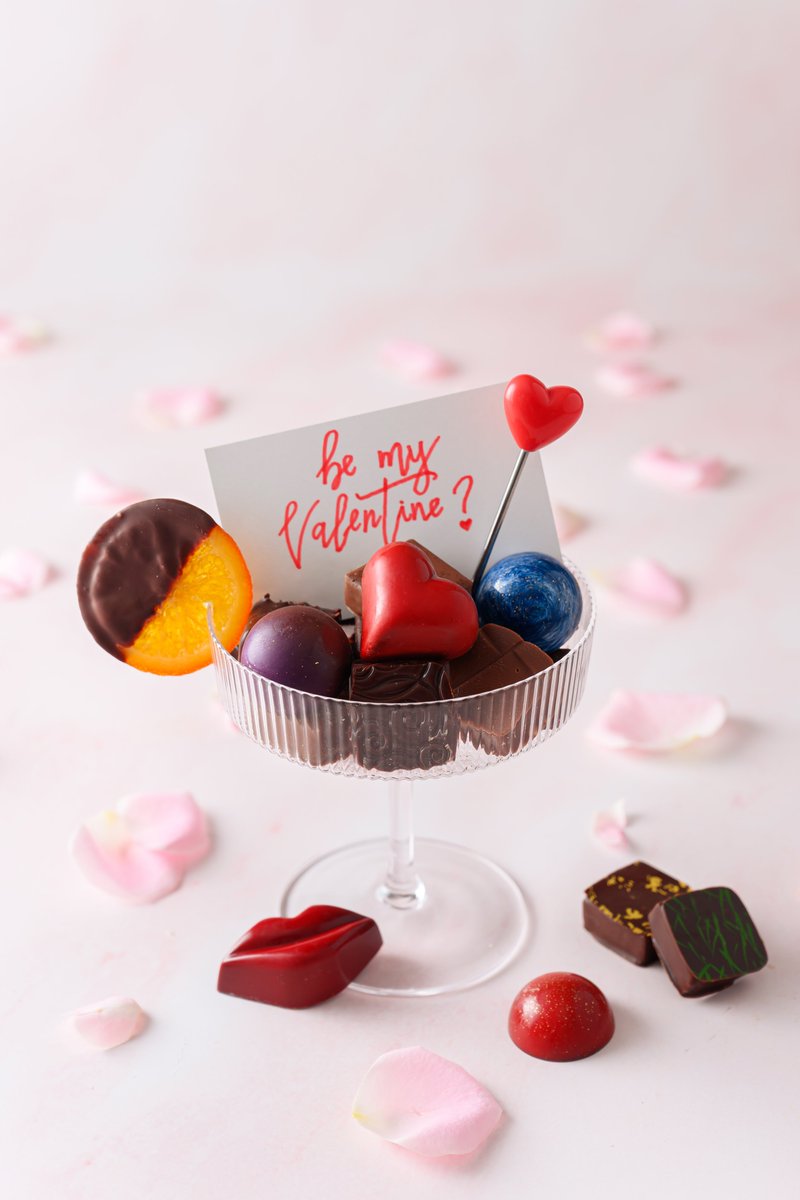 明けましておめでとうございます🎍
今年もみなさまを甘～い誘惑へ誘えるよう努めます🍫
さて早速ですが今年のバレンタインは1/16スタートです❤あのビューティーにブルーが仲間入り💙もちろん、赤も健在です✌お楽しみにお待ちください。今年もよろしくお願いします。#デカダンス #チョコレート