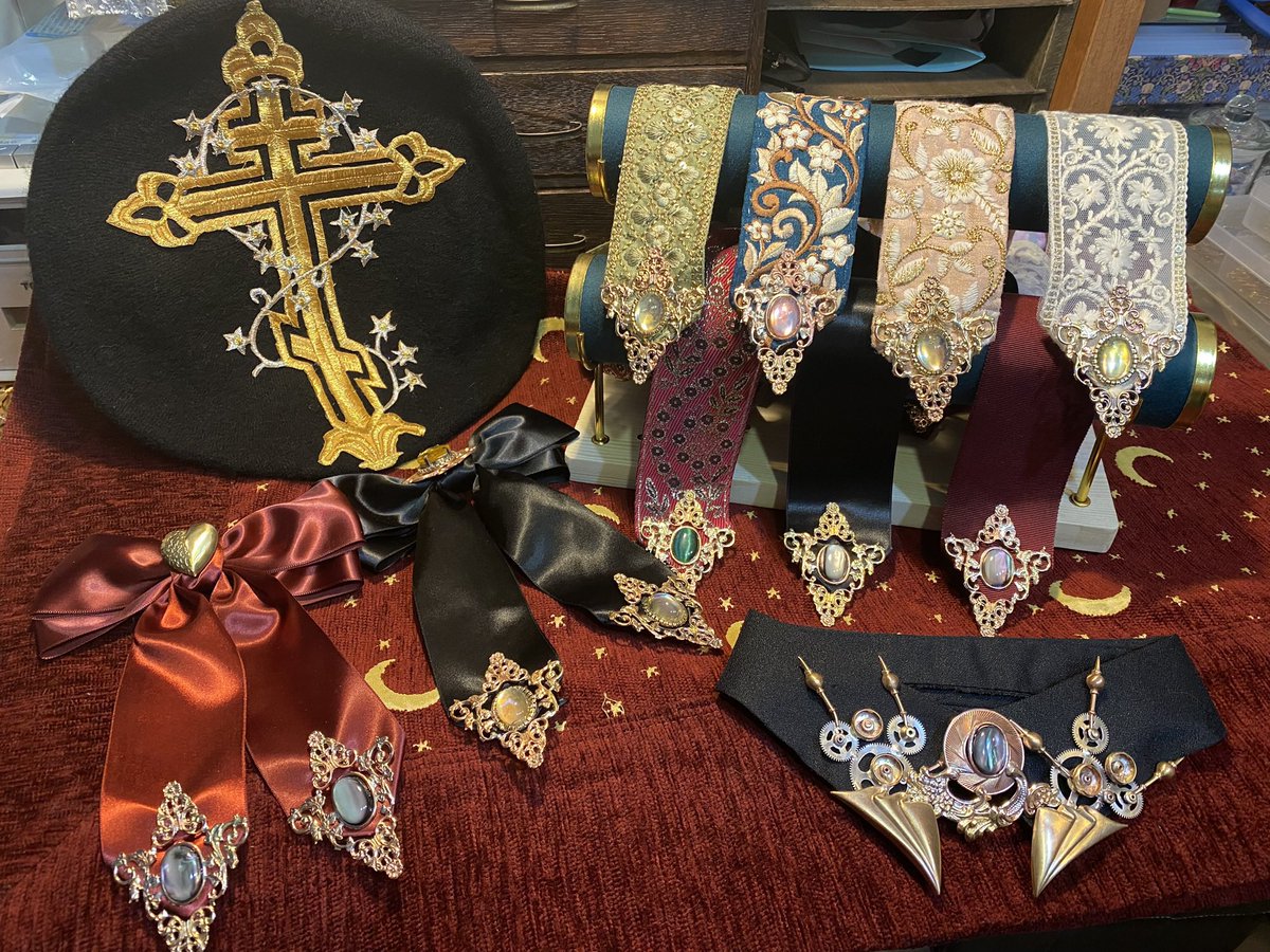 【作家紹介】1/12(月・祝)「The Raven’s Cabinet」参加作家ご紹介🕯

kemuri装飾店 あき 様
X：<a href="/aki_akinz/">Kemuri装飾店　あき</a> 

様々な素材を多種多様な技法で他にはない摩訶不思議な装飾品を制作しております。

コスチュームジュエリー＆服飾小物を中心に出展予定です。