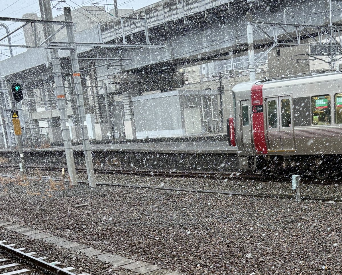kotoha_nihongo's tweet photo. 雪と電車
なんか似合うなぁ。 https://t.co/1oPfVvUczH