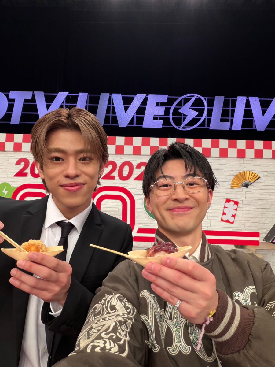 2人の大好きな先輩に会えました✌️ #CDTV年越しライブ #自撮り下手