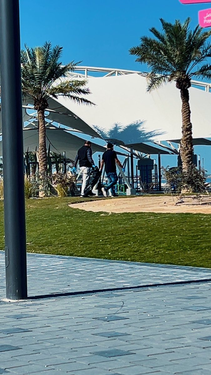 في شاطئ الشويخ صباحاً ….
يقوم إثنان من الجالية الهندية بتنظيف المكان تطوعاً🤍
شكرتهم جداً على هذه المبادرة 🌸

استشعار حس المسؤولية المجتمعية من كل أطياف المجتمع مقيمين و مواطنين جميل جداً
ويمثل هؤلاء نتطور

شكراً لكم🌸
