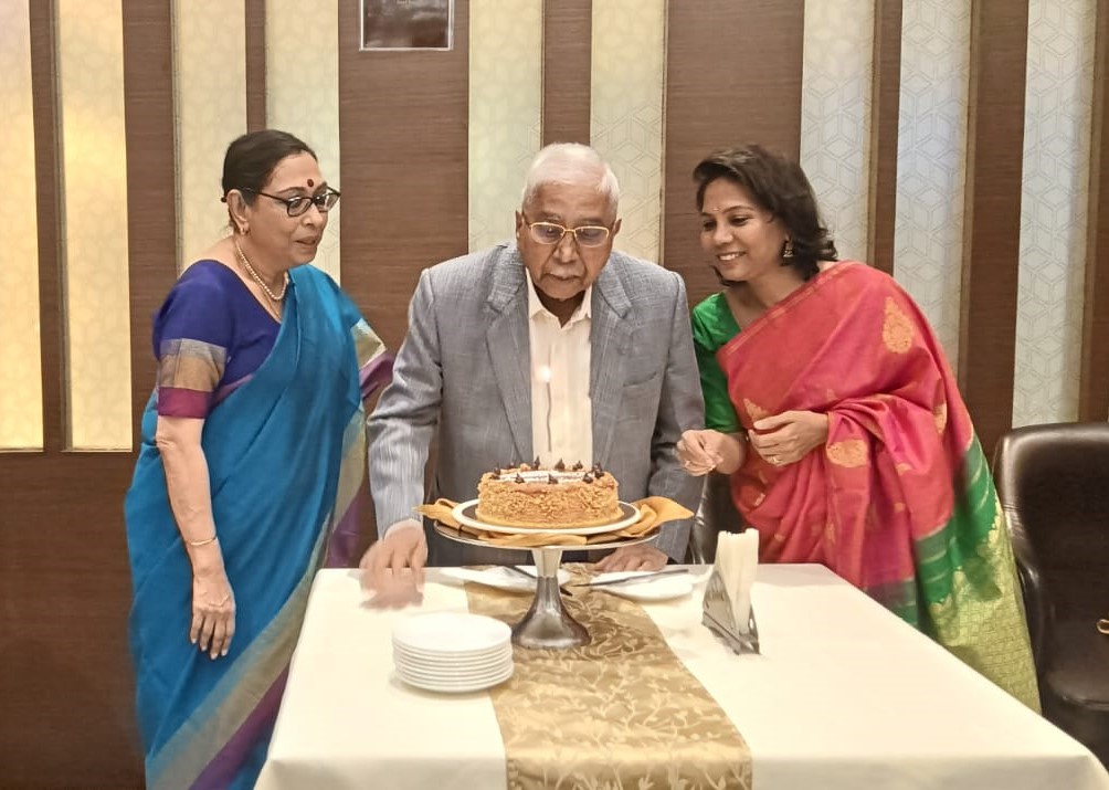 NewIndianXpress's tweet image. Dr Chandrashekhara Kambara celebrated his 89th birthday with his elder daughter Dr Jayashree C Kambara and TNIE Editor Santwana Bhattacharya ahead of Ramnath Goenka Sahithya Samman ceremony in Chennai.

@santwana99 @etteth