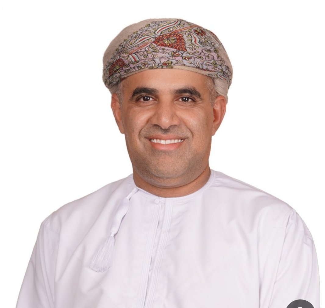 السلام عليكم ورحمة الله وبركاته 
معالي وزير الاسكان المؤقر <a href="/KAlshueili/">د. خلفان الشعيلي</a> 
من الايجابيات انك موجود معنا في هذه المنصة وعسى توصل لك رسالتنا وتنظر لها بعين الرحمة والشفقة
ولدي من المستحقين للارض ودفع لها ألف ريال كحجز
وراح يراكض وراء البنوك حتى يمولها
وصارت معه مشكلة مع البنك
وتفاجأ