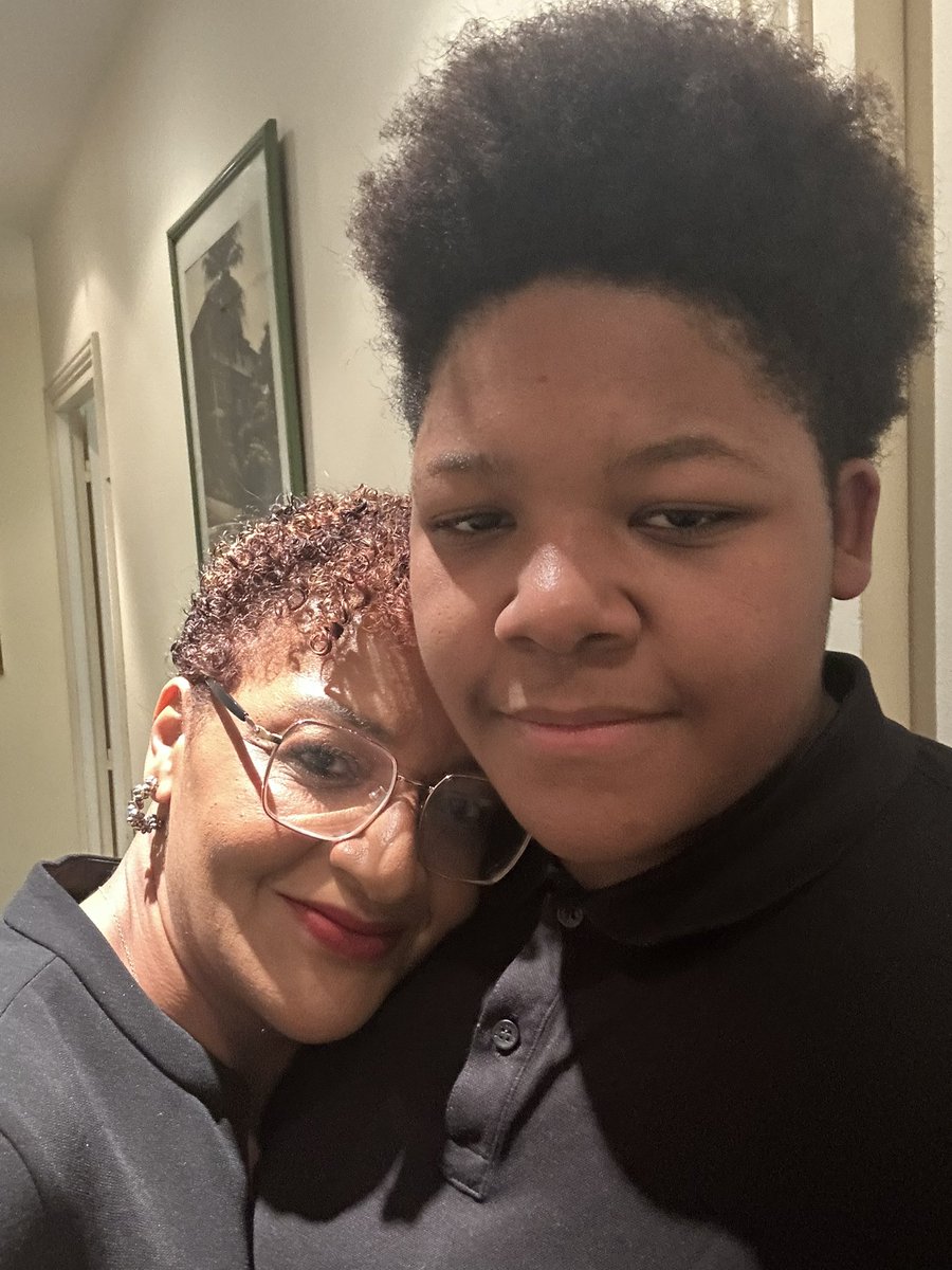 Bonne et lumineuse année 2026 ✨  

Après la (grande 😅) soirée, place à un nouveau chapitre.  

Avec ma tribu -et un clin d’œil à au numéro 2 de la tribu 😉 - je vous souhaite une année de paix, d’élan et de confiance.  

📖 2026 commence. Qu’elle soit inspirante et joyeuse.🤩