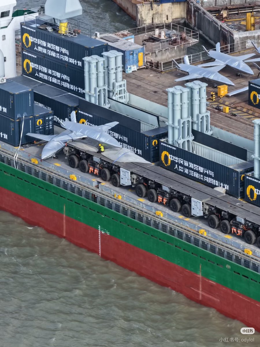 RupprechtDeino's tweet image. So far closest - and indeed VERY CLOSE - image of the Type-X CCA/UCAVs on deck of the "Zhong Da 79" freighter. 

(Via @应用技术联合体)