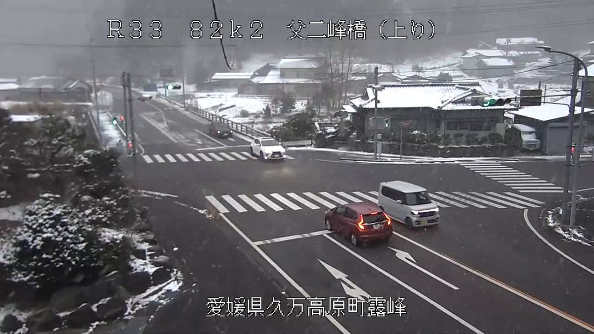 2026.1.2(金)16:45現在 国道33号久万高原町 降雪、積雪中。 ノーマル