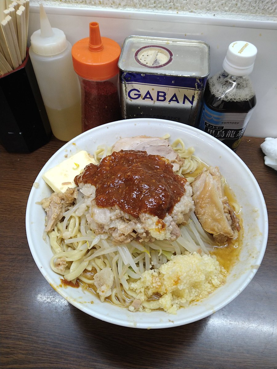 ラーメン二郎横浜関内店
12:45並び珈琲館折り返しからの製麺室前👭
大ラーメンニンニクマシマシアブラマシマシカラメバター
3時間待ちで冷えきった身体に染み渡る味噌スープ🍜
美味かったー(｡･ω･)y-ﾟﾟﾟ