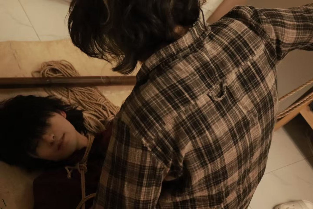 第一次绑天青，此人表情：
（无奈）（不服）（荔枝想当1那只好让着她）

😕：天青 <a href="/AwaitMistyRain/">天青</a> 
📷：双沐 <a href="/shuangmus028/">双沐 氵木</a> 
🏠：喵屋 <a href="/ameow_a7215/">阿喵</a> 
#shibari #kinbaku