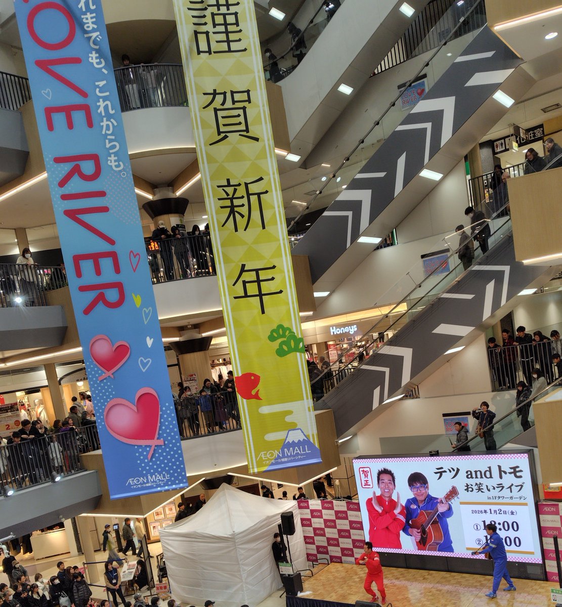 trans_american's tweet photo. 姫路のイオンモールにたまたまきてみたら、テツandトモのライブやってた。ひとだかりでいっぱいだったが、無料でみてきた。あまり詳しくないけど、地道に活動してるんだねー https://t.co/Blyu7IA4E8
