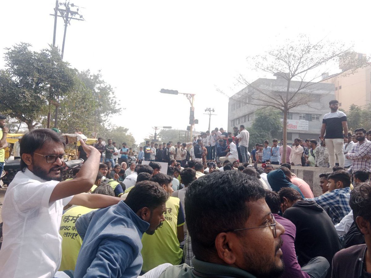 focus_maha's tweet photo. 📍लातूर

MPSC PSI 2025 एकवर्षे वयवाढ बाबद लातूर येथे आदोलन 
मा. शासनास विनंती विद्यार्थंना न्याय द्यावा

@AbhiPawarBJP @CMOMaharashtra @mieknathshinde @RealBacchuKadu @Dev_Fadnavis @lahanesg11 https://t.co/GyMSCkmOLv