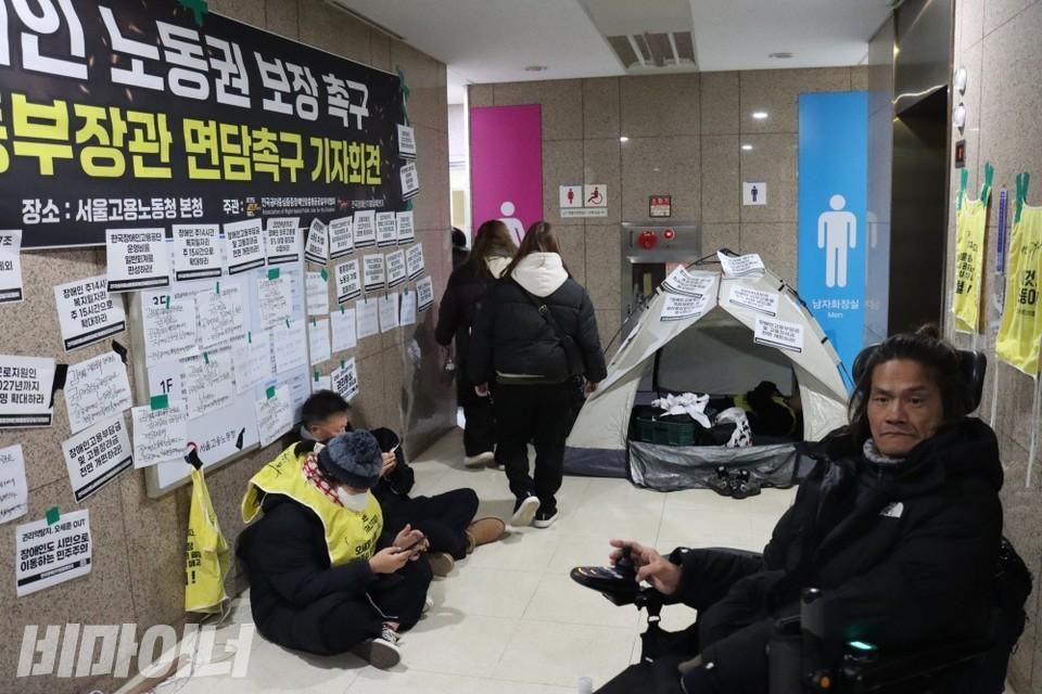 [2보] 전장연, 노동부 장관 면담 약속 받고 서울고용노동청 농성 해제

beminor.com/news/articleVi…

2일 오후 4시 20분경 전국장애인차별철폐연대(아래 전장연)가 고용노동부 장관에게 면담을 약속 받았다며, 서울고용노동청 점거농성을 해제한다고 밝혔다.

전장연은 김영훈 고용노동부 장관이 농성