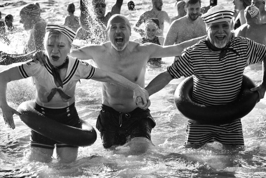 RomaReport's tweet image. Il primo bagno del 2026 / Tra coraggio, brindisi e piedi in ammollo: a Ostia l’anno nuovo inizia con il tradizionale tuffo nelle acque di Roma, una sfida al freddo che profuma già d’estate. Le foto di Laura Crialesi

romareport.it/il-primo-bagno…