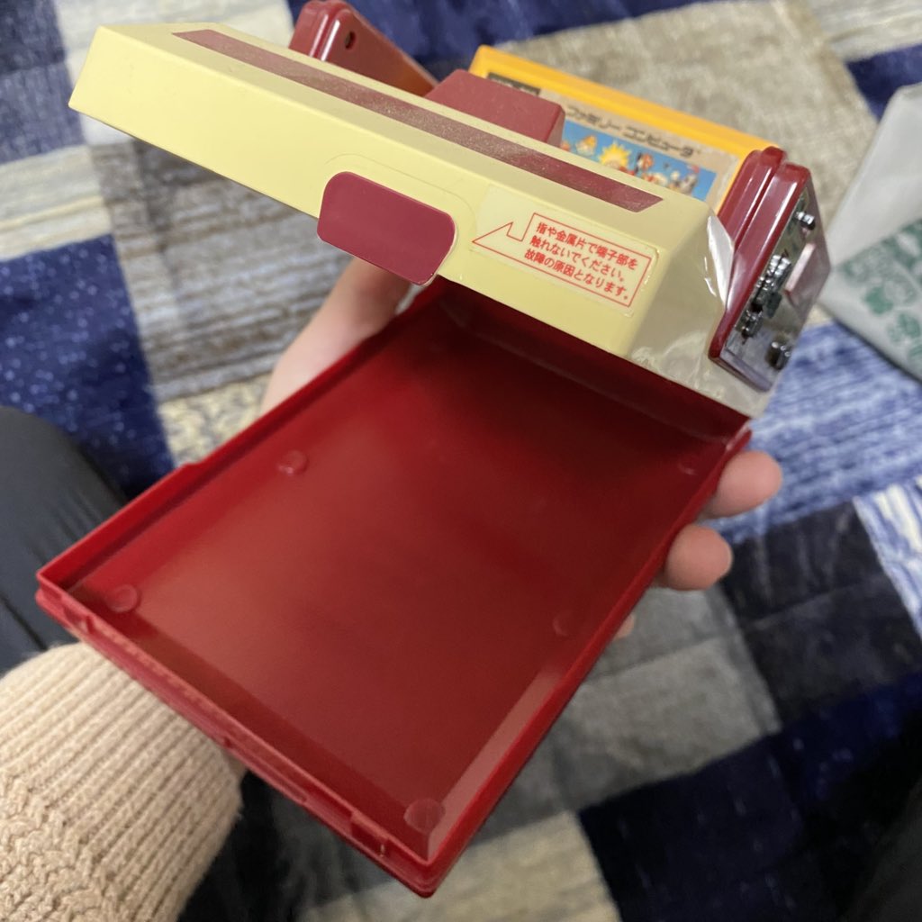 hobbyon_1283's tweet image. ファミコンの蓋が開く😇