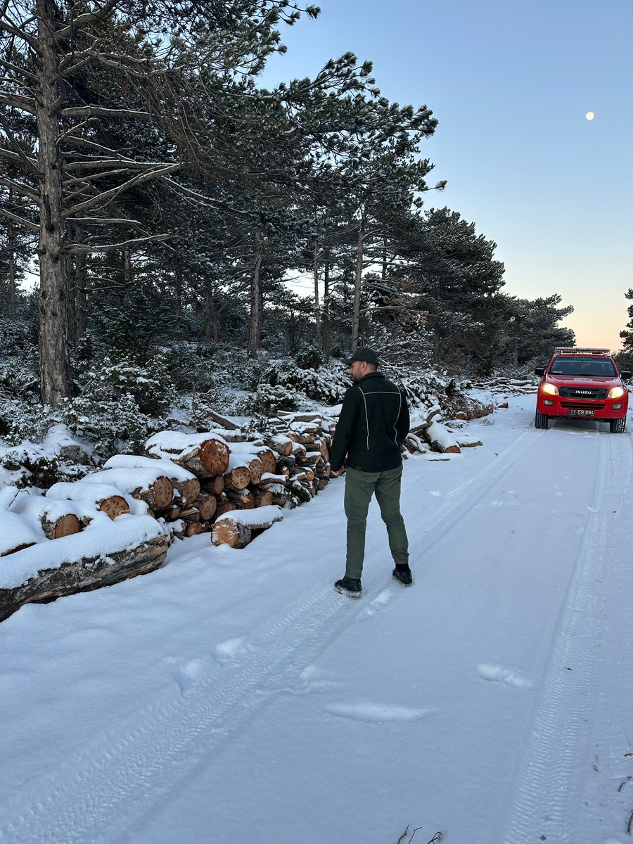 bursaobm's tweet image. 🌲💚❄️ Ormanlarımızı 7/24 gözetliyoruz.

Bölge müdürlüğümüz  genelinde orman koruma ekiplerimiz tarafından yeni yılın ilk saatlerinden itibaren gece boyunca ormanlarımız kontrol edildi.

#OGM
#Koruma
#OrmanVatandır