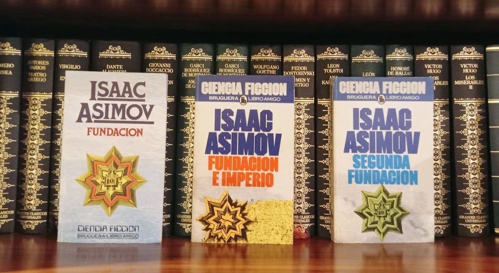 LibrosVintage's tweet image. “...se establecerá un refugio científico en Términus. Y otro será establecido al otro extremo de la Galaxia”.

El 2 de enero de 1920 nacía en Petróvichi (URSS) Isaac #Asimov, autor de la trilogía de la #Fundación.

#LibroAmigo n° 385, 400 y 410.
Editorial #Bruguera, 1984 y 1985.