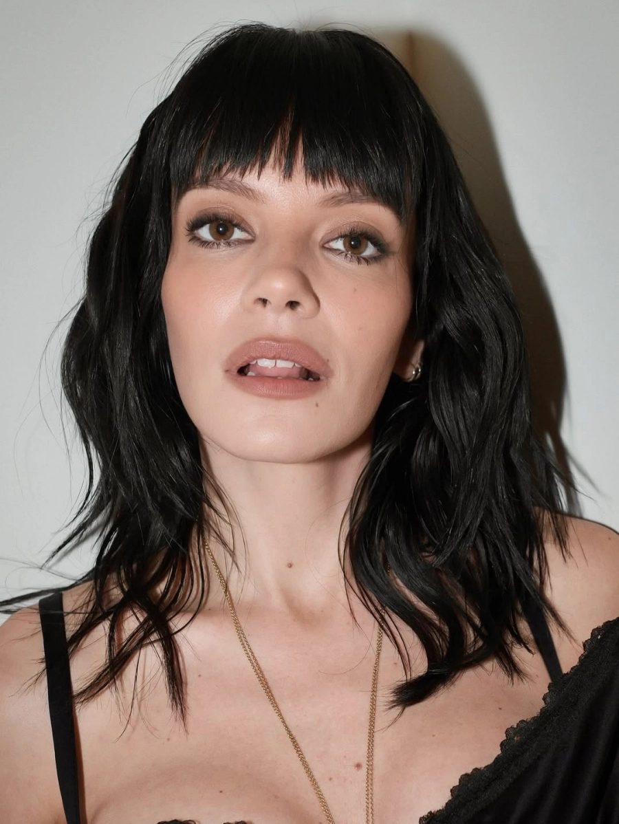 vogueturkiye's tweet photo. Ünlü bir makyaj sanatçısına göre 2026’nın en büyük güzellik trendi: Flu Dudaklar.
#DuaLipa ve #LilyAllen’ın makyaj sanatçısı Katie Jane Hughes, #HaloLips tekniğini #Vogue için anlatıyor: https://t.co/tnSJ19xpkS https://t.co/enmJ3YsAvJ