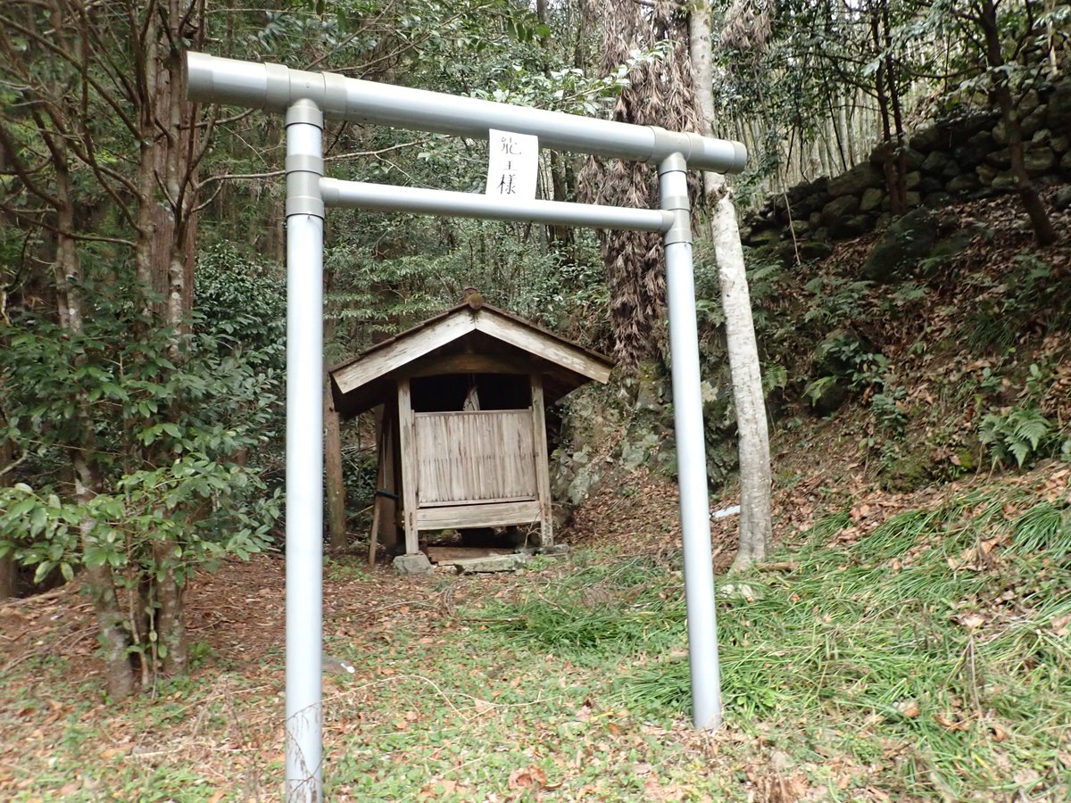 comiteeee's tweet image. お正月なので好きな鳥居貼る。塩ビパイプの鳥居は結構あって、最初見た時はそれアリなんだと思ったけど、経済的、建材を運ぶのが楽、倒壊しても危なくないなど、利点だらけである。マジックで手書きの扁額がとても良い