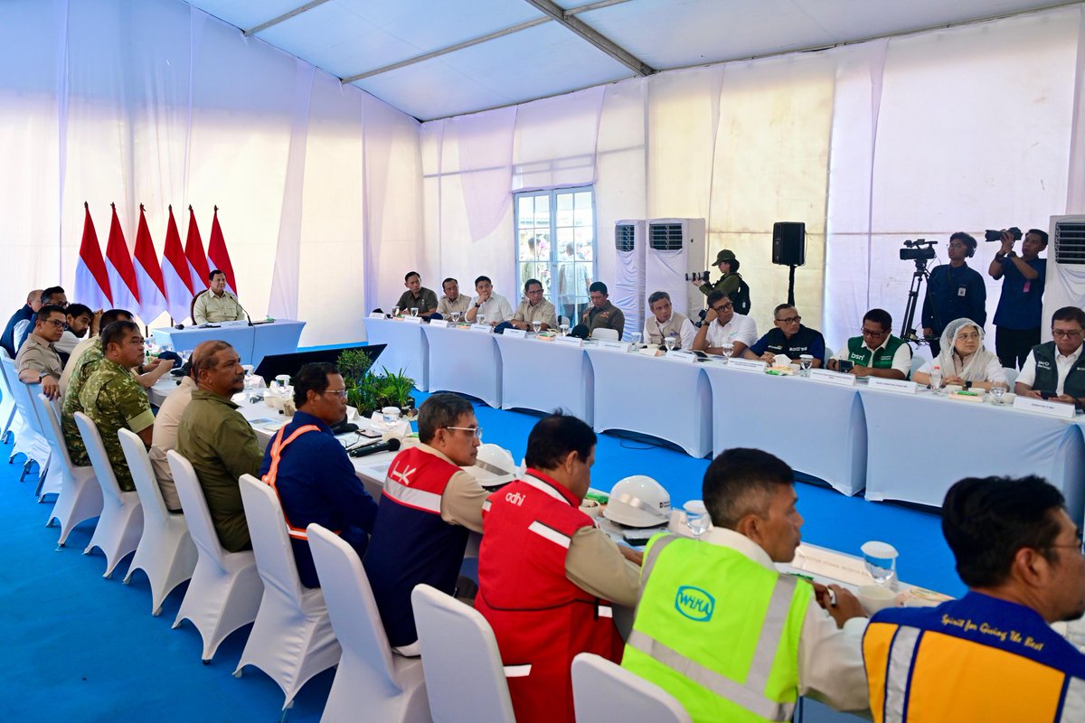 MasSupar1's tweet photo. Untuk memastikan realisasi  Pembangunan rumah hunian , @prabowo mengecek langsung 600 unit pertama dari 15.000 di Aceh Tamiang, Kamis 1 Januari 2026

@YandriSusanto
@ArizaPatria
#NegaraHadir
#RumahHunian
#KemendesaPDT
#LangkahKongkritPemerintahTanganiBencana https://t.co/lrOZBaCDwn