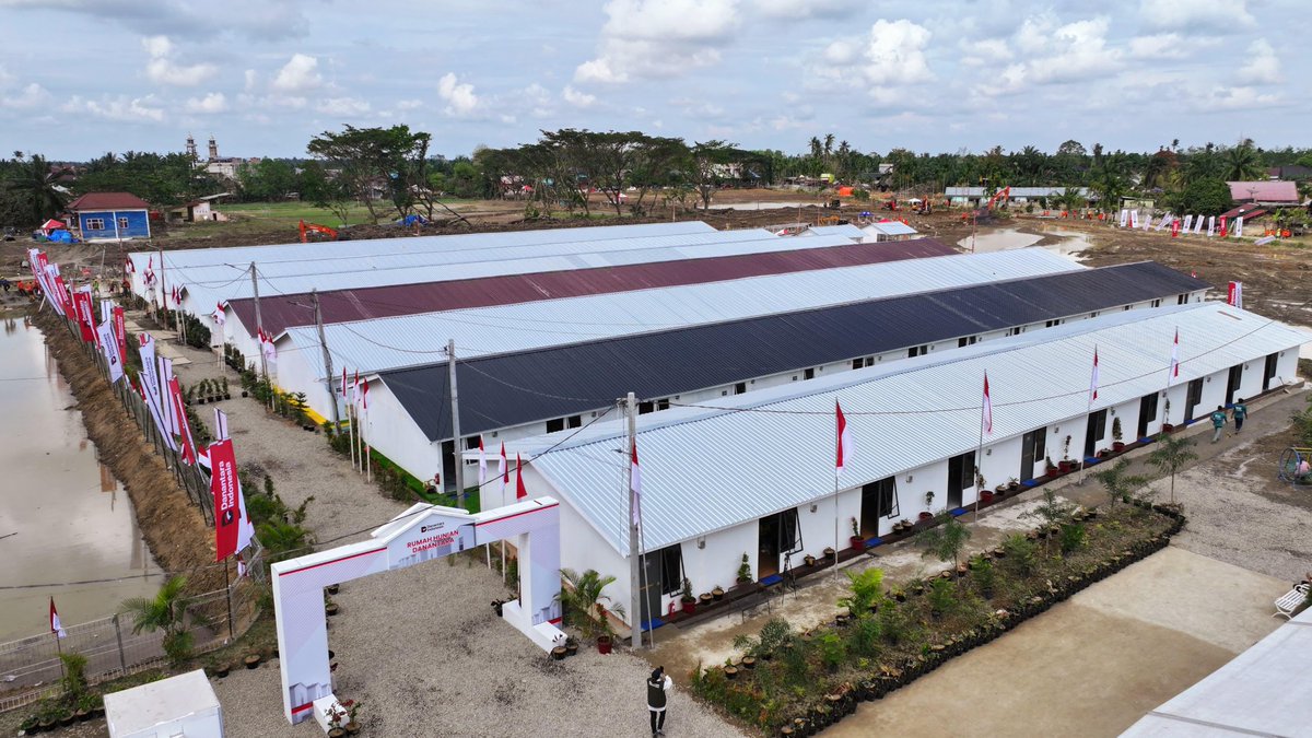 MasSupar1's tweet photo. Untuk memastikan realisasi  Pembangunan rumah hunian , @prabowo mengecek langsung 600 unit pertama dari 15.000 di Aceh Tamiang, Kamis 1 Januari 2026

@YandriSusanto
@ArizaPatria
#NegaraHadir
#RumahHunian
#KemendesaPDT
#LangkahKongkritPemerintahTanganiBencana https://t.co/lrOZBaCDwn
