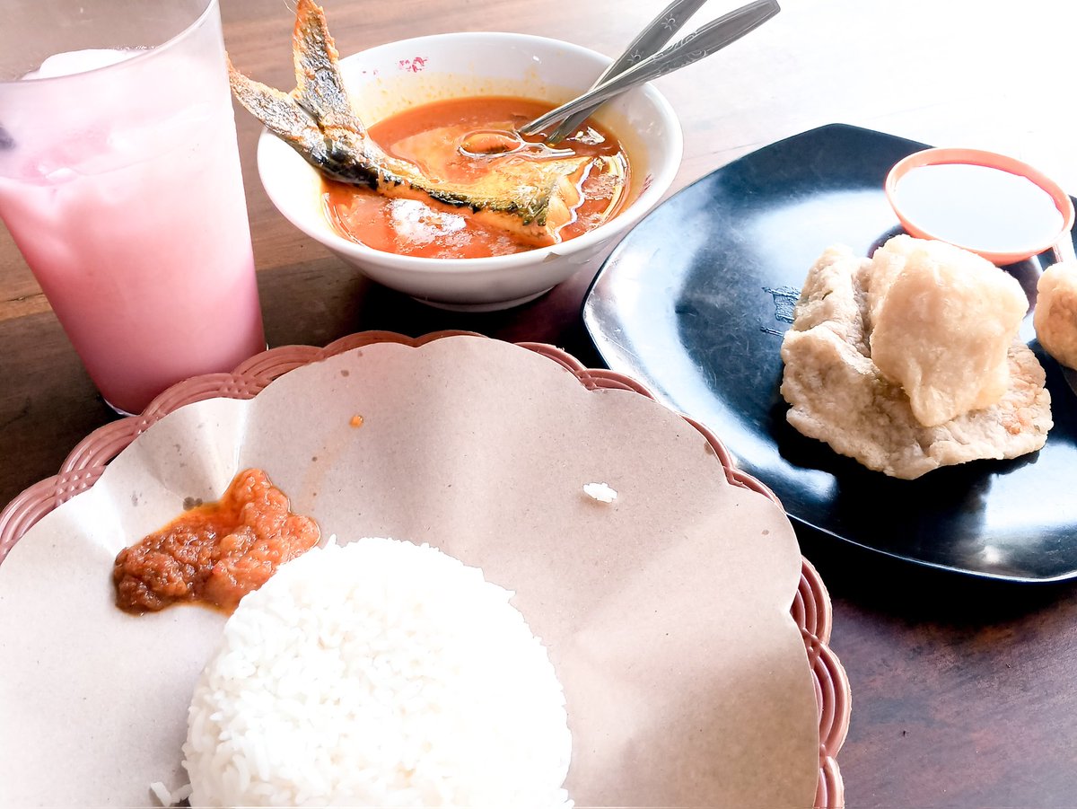 EatmenID's tweet photo. Makan siang pertama 2026 admin yang lagi di Jogja. Nyobain Pindang Patin dan Pempek asli Palembang.

Rasa pindangnya pedas gurih segar, dagingnya lembut gampang banget lepas dari tulang. Cuko pempeknya juga kental, rich, dan gak cawerang. Abis ini mau nytobain es kacang merahnya~ https://t.co/rwBNVUCB1F