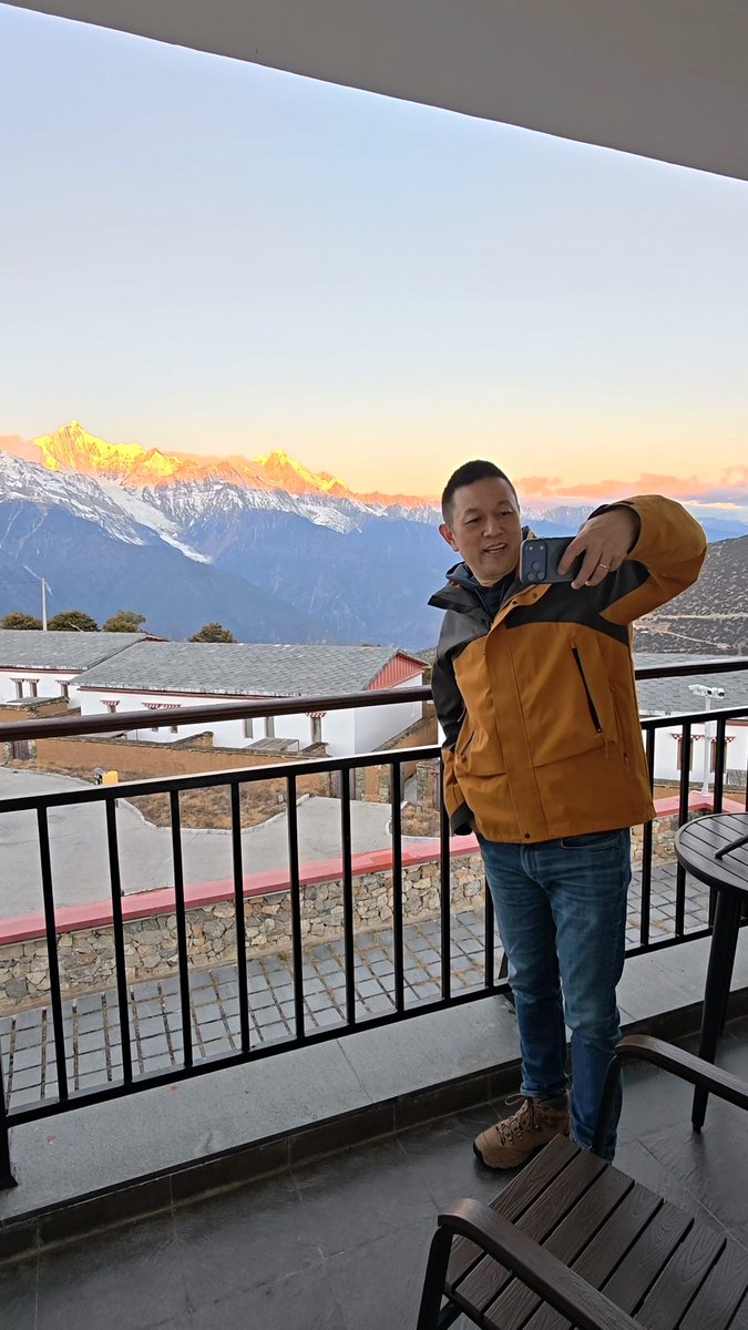 WilliamLiNIO's tweet image. I'm on my drive back today, and this morning I got so lucky to catch the Alpenglow on Meili Snow Mountain.🏔🌞 Just had to share this moment with you all! Wishing everyone all your dreams come true and a happy 2026!
Blue Sky Coming! Let's Jiadian!⚡
#NIO #BlueSkyComing…
