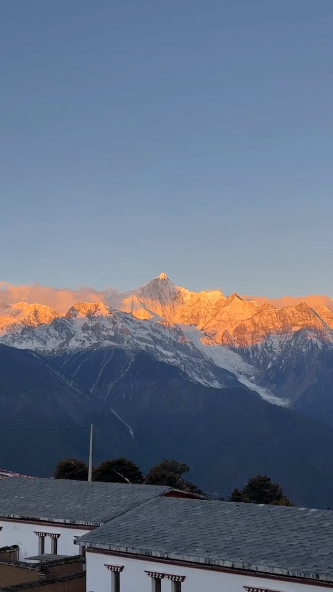 WilliamLiNIO's tweet image. I'm on my drive back today, and this morning I got so lucky to catch the Alpenglow on Meili Snow Mountain.🏔🌞 Just had to share this moment with you all! Wishing everyone all your dreams come true and a happy 2026!
Blue Sky Coming! Let's Jiadian!⚡
#NIO #BlueSkyComing…