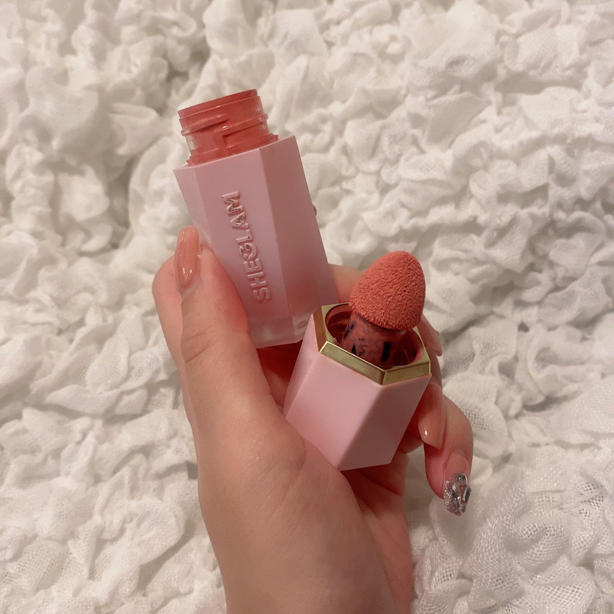 mo_mo_mo_l's tweet photo. SHEGLAMのリキッドチーク、ぽんぽん広げるだけで、"じゅわっと血色ツヤ"が仕込める…！
内側から滲むみたいな発色🤍
驚きの880円というプチプラだけど、パウダーよ���密着してうるうる感がちゃんと続くദ്ദി ˃ ᵕ ˂ ) https://t.co/utCZjRrozW