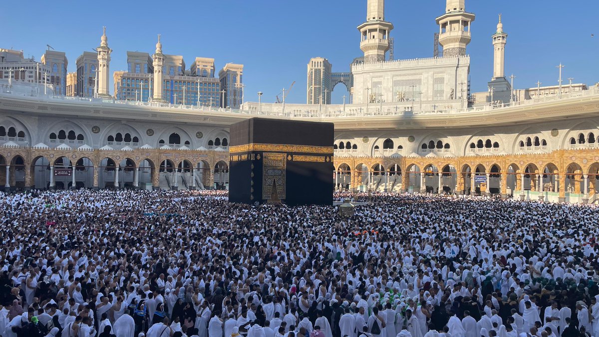 alekhbariyaNews's tweet image. الحرمان الشريفان ينالان رعاية واهتماما متجددين..

 قبيل صلاة الجمعة.. ازدحام كثيف في المسجد الحرام وسط تنظيم دقيق وخدمات جليلة

بعدسة منصور المنصوري