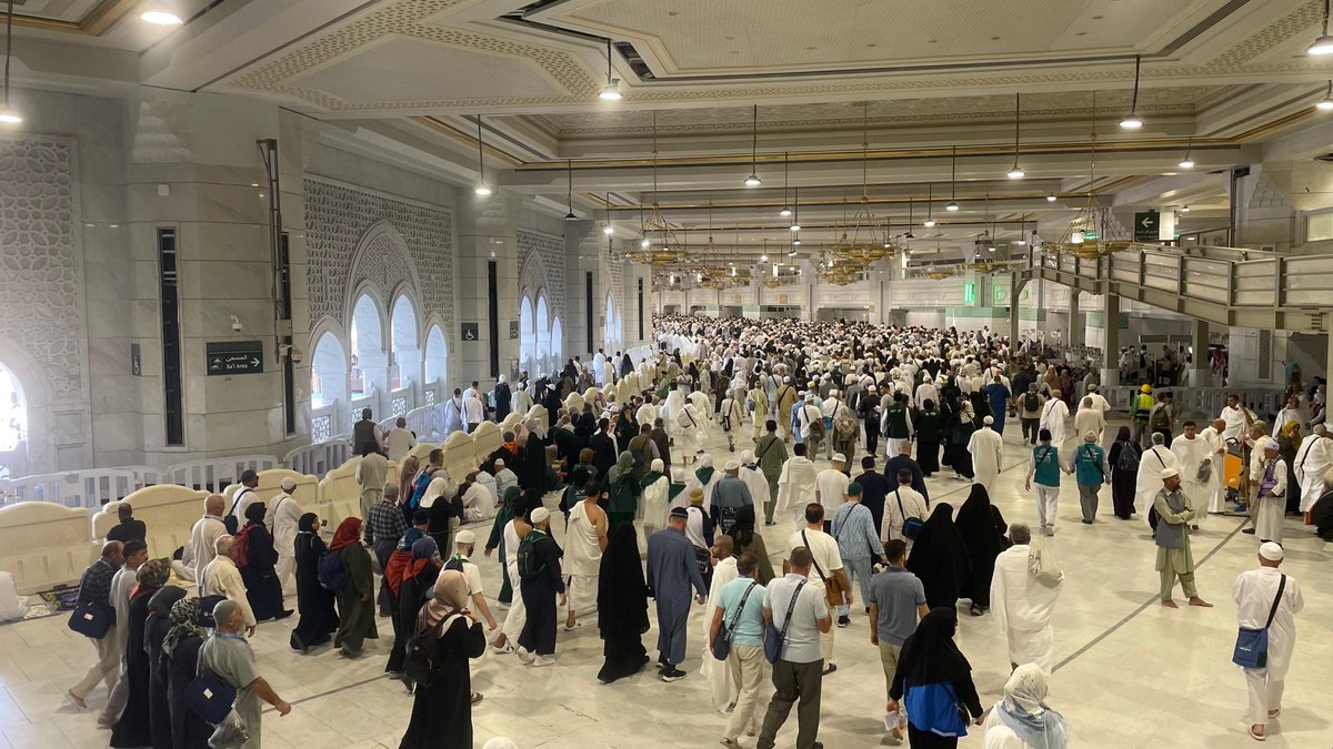 alekhbariyaNews's tweet image. الحرمان الشريفان ينالان رعاية واهتماما متجددين..

 قبيل صلاة الجمعة.. ازدحام كثيف في المسجد الحرام وسط تنظيم دقيق وخدمات جليلة

بعدسة منصور المنصوري