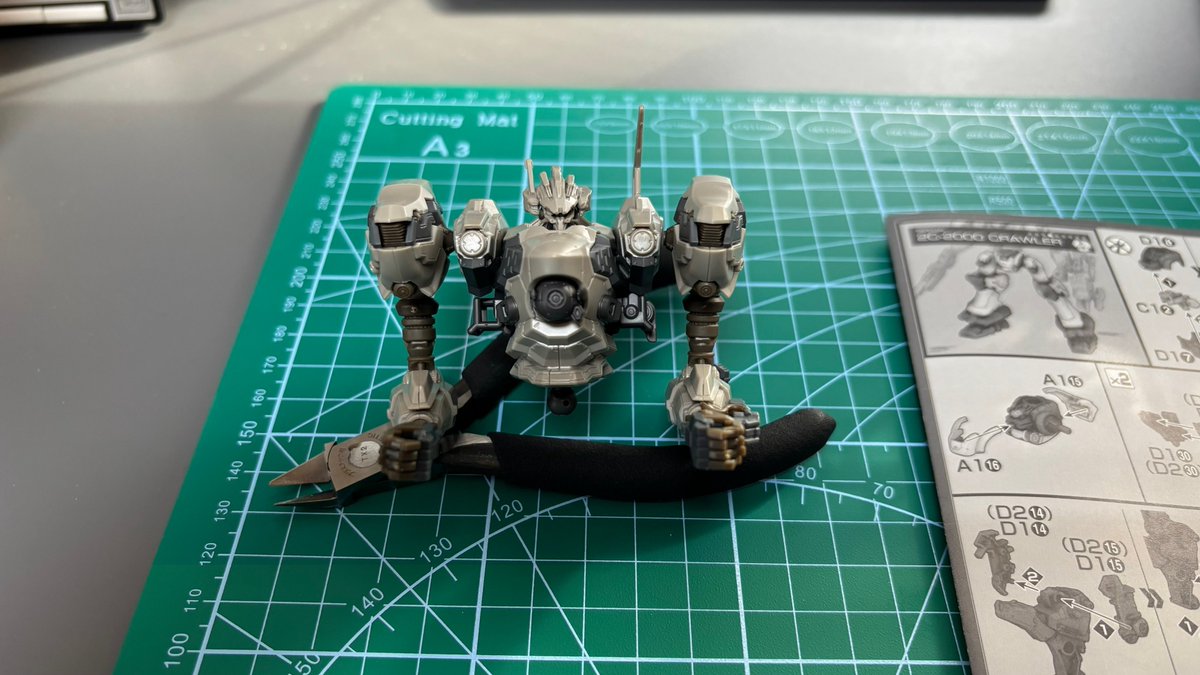 Leah_Ship7_PSO2's tweet photo. #AC6
#アーマード・コア6
アーマード・コア大好き！(挨拶)
元旦から30MMのナイトフォール組み立ててました
2,30年ぶりに触れたプラモデルでしたが、対象年齢が８歳以上ということもありけっこう簡単に組み立てられました https://t.co/52b3qjlqc2