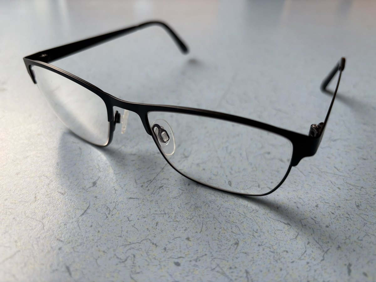 2025年我最奢侈的一次消费是花3895克朗（近3千元人民币 ）配了一副眼镜。以前只戴单纯花镜，国内一两百块钱配的。几个月前朋友说可以配渐变眼镜，上面老花下面近视。于是再也不用像账房先生那样从眼镜上方看远处了，这钱值。