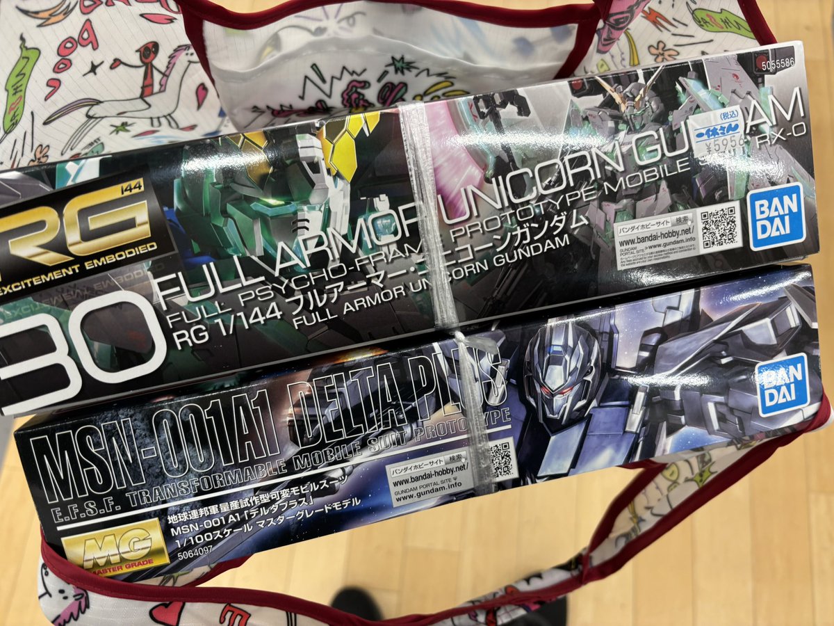 仕事終わってベイシア寄ったら、まさかのRGフルコーンとMGデルタプラスが売ってたので即購入！
HGガンプラもかなり色々なのが再販してたけど、これと言って欲しいのが無かったから、この2個一択でした。ありがてぇ。