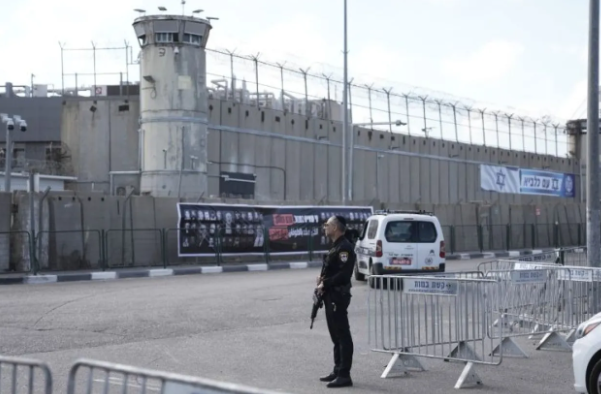 استشهاد أسير فلسطيني في سجن بئر السبع 